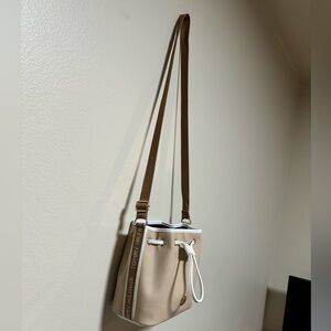 Tommy hilfiger bucket crossbody bag